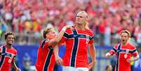 Erling Haaland, da Noruega, comemora gol com companheiros contra o Brasil pela Copa do Mundo Foto: Latin Sport Images / Alamy Live News