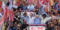 O presidente Lula em carreata com Eduardo Paes, Benedita da Silva e Pedro Paulo, em São Gonçalo, Rio de Janeiro.  Foto: Pedro Kirilos/Estadão / Estadão