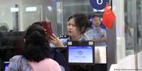 China estaria exigindo que pesquisadores, fundadores e executivos de destaque do setor de IA obtenham autorização antes de viajar ao exterior  Foto: DW / Deutsche Welle