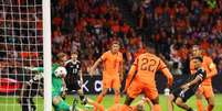 Jogadores de Holanda e Alemanha em disputa de bola na Liga das Nações - Foto: Dean Mouhtaropoulos/Getty Images / Jogada10