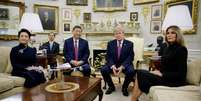 O presidente dos EUA, Donald Trump, e a primeira-dama Melania Trump encontram-se com o presidente chinês, Xi Jinping, e sua esposa, Peng Liyuan, no Salão Oval da Casa Branca, em Washington.  Foto: © Evan Vucci / Reuters / RFI