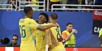 Vini Jr., do Brasil, comemora gol com companheiros contra o Haiti pela Copa do Mundo. Foto: Andre Paes/Alamy Live News