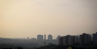 Na foto, fim de tarde visto da regi&atilde;o da zona oeste de S&atilde;o Paulo, nesta quinta-feira (24).  Foto: ALOISIO MAURICIO/FOTOARENA/ESTAD&Atilde;O CONTE&Uacute;DO