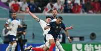 Kylian Mbapp&eacute;, da Fran&ccedil;a, disputa lance contra a Inglaterra pela Copa do Mundo. Foto: Daniel Motz/Alamy Live News
