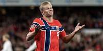 Haaland comemora o segundo gol marcado na vitória sobre a Noruega - Foto: Marius Nordnes / Nordnes Foto/Getty Images / Jogada10