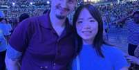 O casal Maximilien Baptiste et Chun Qin, de Paris, no Stade de France, em 25 de setembro de 2026.  Foto: RFI