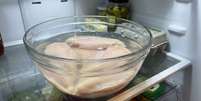 Para peitos de frango sem pele e sem osso, n&atilde;o &eacute; necess&aacute;rio deixar a carne durante muitas horas. Foto: Imagem gerada por intelig&ecirc;ncia artificial / Catraca Livre
