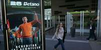 Propaganda de bet em uma rua.   Foto: NELSON ALMEIDA / AFP via Getty Images / BBC News Brasil