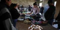 Em Lomas de Zamora, na periferia de Buenos Aires, moradores trocam bens, cozinham coletivamente e recorrem a empr&eacute;stimos para comprar alimentos em meio &agrave;s medidas de austeridade de Javier Milei. Foto: REUTERS - Agustin Marcarian / RFI