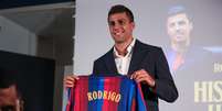 Rodri durante apresentação ao Barcleona -   Foto: Eric Alonso/Getty Images / Esporte News Mundo