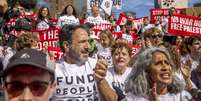 A atriz e ativista Susan Sarandon (centro) participa de um protesto com o grupo Voz Judaica pela Paz durante um bloqueio em frente &agrave; Assembleia Geral das Na&ccedil;&otilde;es Unidas Foto: Michael Nigro/Pacific Press/LightRocket via Getty Images