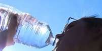 Mulher bebendo água devido ao calor.  Foto: EPTV/Reprodução / Portal de Prefeitura