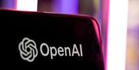 Celular com a OpenAI aberta.  Foto: ANDREJ IVANOV / AFP via Getty Images / BBC News Brasil