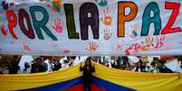 Acordo assinado em 2016 pelo ent&atilde;o presidente Juan Manuel Santos com o comandante das FARC visava p&ocirc;r fim a mais de meio s&eacute;culo de conflito armado (imagem ilustrativa).  Foto: REUTERS/John Vizcaino / RFI