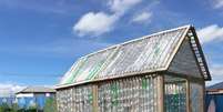 casa feita com 2 mil garrafas plásticas Foto: Canberra Times e ABC / Xataka