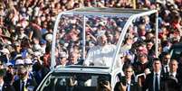 O papa Le&atilde;o XIV cumprimenta fi&eacute;is ao chegar para celebrar uma missa na esplanada do Santu&aacute;rio de Nossa Senhora de Lourdes, no sudoeste da Fran&ccedil;a, neste domingo (27).  Foto: RFI