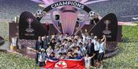Jogadoras do Naegohyang, equipe feminina da Coreia do Norte, celebram t&iacute;tulo da Liga dos Campe&otilde;es da &Aacute;sia Feminina  Foto: Divulga&ccedil;&atilde;o/Fifa / Estad&atilde;o