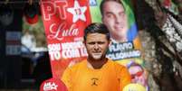 Um vendedor exibe bonés à venda dos candidatos à presidência do Brasil, Luiz Inácio Lula da Silva e Flávio Bolsonaro, em um bairro residencial de Brasília, em 11 de setembro de 2026.  Foto: RFI