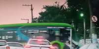&Ocirc;nibus el&eacute;trico desgovernado atinge ao menos seis ve&iacute;culos no Jabaquara, em S&atilde;o Paulo  Foto: Reprodu&ccedil;&atilde;o / Portal DJA via Instagram