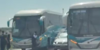 Dois ônibus de excursão escolar são abordados por bandidos e utilizados como barricadas no RJ  Foto: Reprodução 