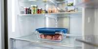 Evitar que fluidos de carne crua entrem em contato com verduras e frutas previne intoxicações alimentares graves.  Foto: Imagem gerada por IA / Catraca Livre