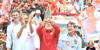 Lula ergue imagem de Nossa Senhora Aparecida em caminhada em Fortaleza (CE)  Foto: @PT-Partido dos Trabalhadores via YouTube / Estad&atilde;o