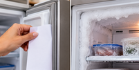 Aprenda a verificar a veda&ccedil;&atilde;o da borracha do freezer, remover sujeira e reconhecer danos que podem exigir a troca da pe&ccedil;a.  Foto: Imagem gerada por intelig&ecirc;ncia artificial / Catraca Livre