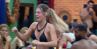 Ana Bruna chora ap&oacute;s conversar com a produ&ccedil;&atilde;o  Foto: Reprodu&ccedil;&atilde;o/Record