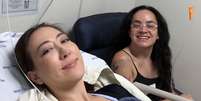 Ju Massaoka no hospital com sua amiga  Foto: Reprodu&ccedil;&atilde;o Instagram | @julianemassaoka