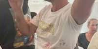 Imagem em rede social mostra passageiros com a camisa suja de sangue; briga entre pilotos fez voo que ia para Israel ser desviado — Foto: Reprodução  Foto: Reprodução/Rede Social / Estadão