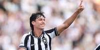Ferraresi mata no peito e sai jogando - Foto: Vitor Silva/Botafogo / Jogada10