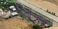 Vista aérea da montanha-russa X2, no Six Flags Magic Mountain, na Califórnia, Estados Unidos  Foto: Reprodução / KTLA