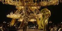 O dourado luxuoso foi visto nos looks desfilados, nos lustres sobre a passarela e na Torre Eiffel  Foto: Reprodu&ccedil;&atilde;o