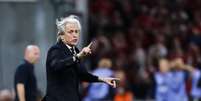 T&eacute;cnico evita prolongar pol&ecirc;mica e destaca evolu&ccedil;&atilde;o da equipe depois do triunfo por 4 a 2 sobre a Dinamarca - Foto: Diogo Pinto / FPF / Jogada10