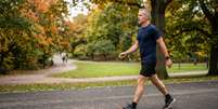 Uma pausa curta para atravessar uma rua, beber &aacute;gua ou recuperar o f&ocirc;lego n&atilde;o anula o restante do exerc&iacute;cio. Foto: Imagem gerada por intelig&ecirc;ncia artificial / Catraca Livre