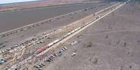 Imagem aberta d&aacute; a dimens&atilde;o dos mais de 1.400 metros de comprimento do conjunto formado pelas 113 carretas com total de 117 eixos. Foto: Reprodu&ccedil;&atilde;o: Transporte Mundial / Estad&atilde;o
