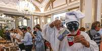 Pulcinella, figura tradicional da cultura italiana, serve caf&eacute; no evento da FAO, em Roma  Foto: ANSA / Ansa - Brasil