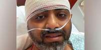 O capit&atilde;o Smit Machchhar com uma faixa na cabe&ccedil;a no hospital  Foto: Narendra Modi / BBC News Brasil
