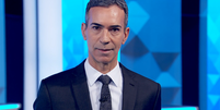 César Tralli lê editorial da Globo sobre cancelamento de debate  Foto: Reprodução/Globo