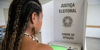 A maioria entre os votantes não é recente, já vem desde o início dos anos 2000, mas a presença feminina nos espaços de poder continua pequena.   Foto: Imagem criada por IA / Gemini