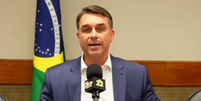 Fl&aacute;vio Bolsonaro (PL-RJ) durante live aberta nas redes sociais ap&oacute;s cancelamento do debate da Globo  Foto: Reprodu&ccedil;&atilde;o / YouTube