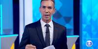 C&eacute;sar Tralli na entrada ao vivo no fim do 'JN' para comunicar o cancelamento do debate  Foto: Reprodu&ccedil;&atilde;o