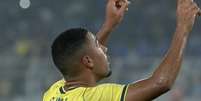 Pedro recebe o abra&ccedil;o de Vini Jr ao fazer o segundo gol do Brasil sobre a &Iacute;ndia.  Foto: Reprodu&ccedil;&atilde;o / Jogada10
