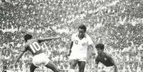 Pel&eacute; em Calcut&aacute;, na &Iacute;ndia, em a&ccedil;&atilde;o durante seu pen&uacute;ltimo jogo como profissional  Foto: Divulga&ccedil;&atilde;o / Estad&atilde;o