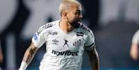 Foto: Raul Baretta/ Santos - Legenda: Gabigol marcou dois gols para a vitória do Santos / Jogada10