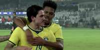 Pedro marca e recebe o abra&ccedil;o de Est&ecirc;v&atilde;o.  Foto: Reprodu&ccedil;&atilde;o / Jogada10