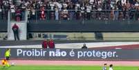 Placas de propaganda no MorumBis criticam proibi&ccedil;&atilde;o das bets, determinada por Medida Provis&oacute;ria assinada pelo presidente Lula (PT) em 25 de setembro  Foto: Reprodu&ccedil;&atilde;o / Sportv/Premiere