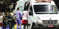 Alix Vin&iacute;cius deixou o campo de ambul&acirc;ncia ap&oacute;s choque de cabe&ccedil;a em Atl&eacute;tico-MG x Red Bull Bragantino Foto: Pedro Souza / Atl&eacute;tico / Flickr / Esporte News Mundo