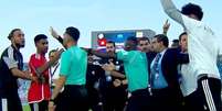 Jogador da L&iacute;bia, em claro impedimento, provocou uma briga entre a comiss&atilde;o t&eacute;cnica e a arbitragem - Foto: reprodu&ccedil;&atilde;o de TV / Jogada10