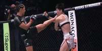 Natália Silva acerta chute em Wang Cong durante luta no UFC 332, em Salt Lake City - Foto: Reprodução/YouTube/UFC Brasil/Captura de tela / Esporte News Mundo
